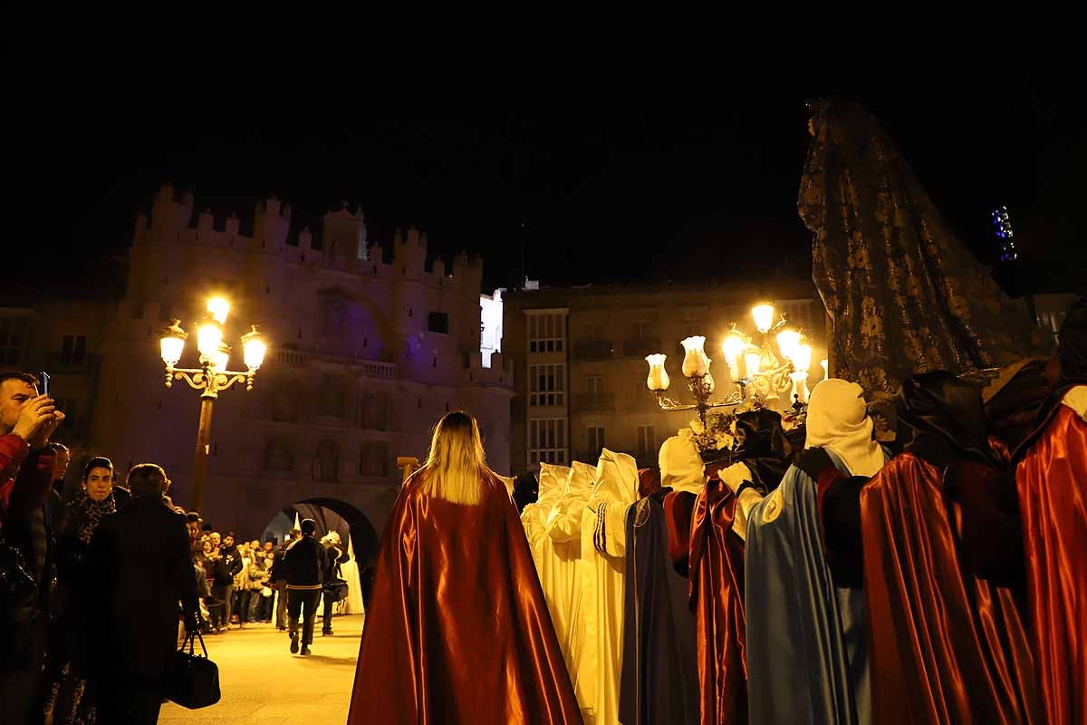 Mujeres de distintas cofradías burgalesas han portado la imagen de la Virgen de las Angustias por el centro de Burgos en el Sábado de Pasión.