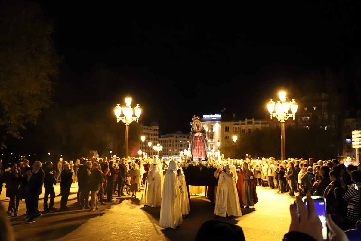 Mujeres de distintas cofradías burgalesas han portado la imagen de la Virgen de las Angustias por el centro de Burgos en el Sábado de Pasión.