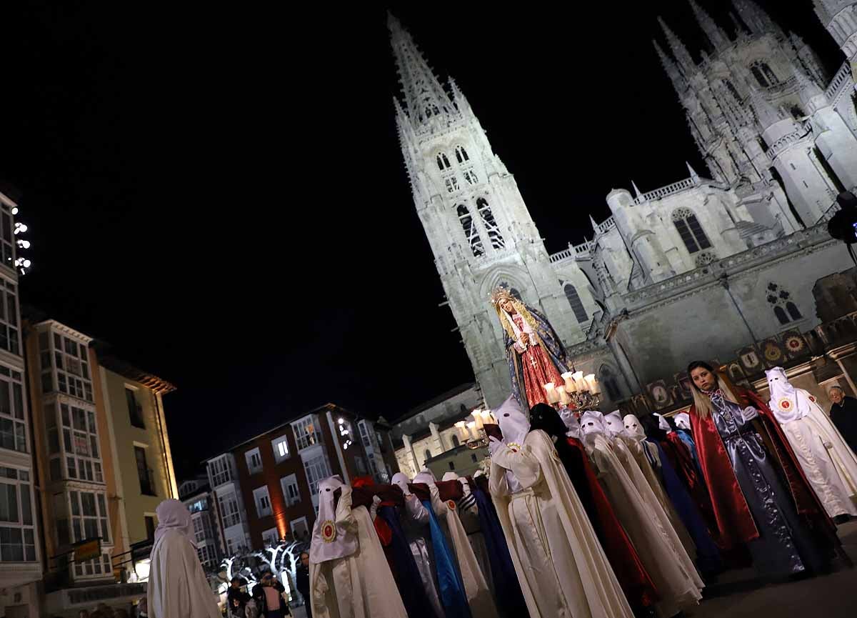 Mujeres de distintas cofradías burgalesas han portado la imagen de la Virgen de las Angustias por el centro de Burgos en el Sábado de Pasión.