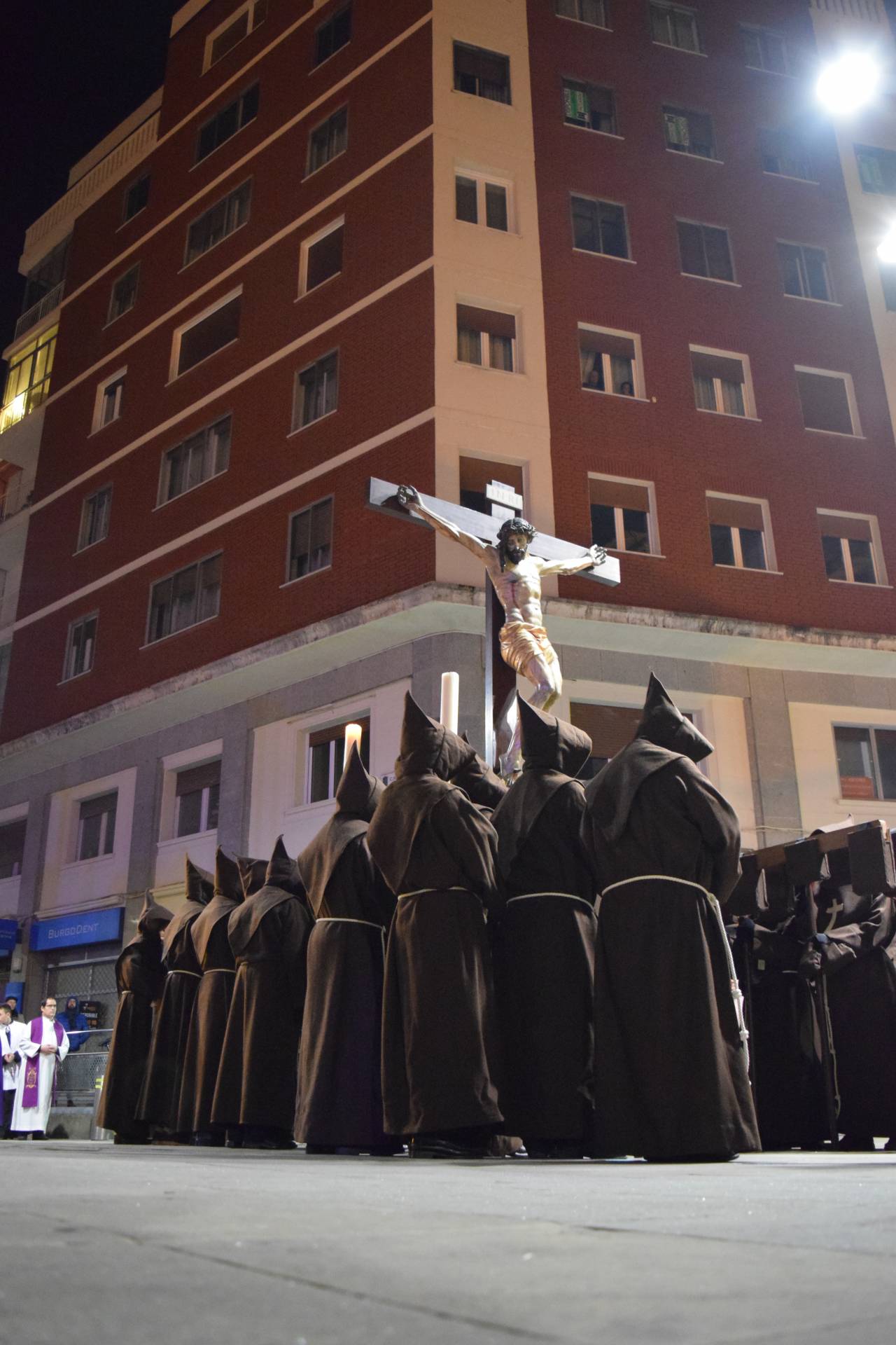 La procesión del Silencio es una de las más austeras de Burgos. Aúna a miembros de distintas cofradías que anoche acompañaron la imagen del Cristo de la Salud en la noche del Viernes de Dolores