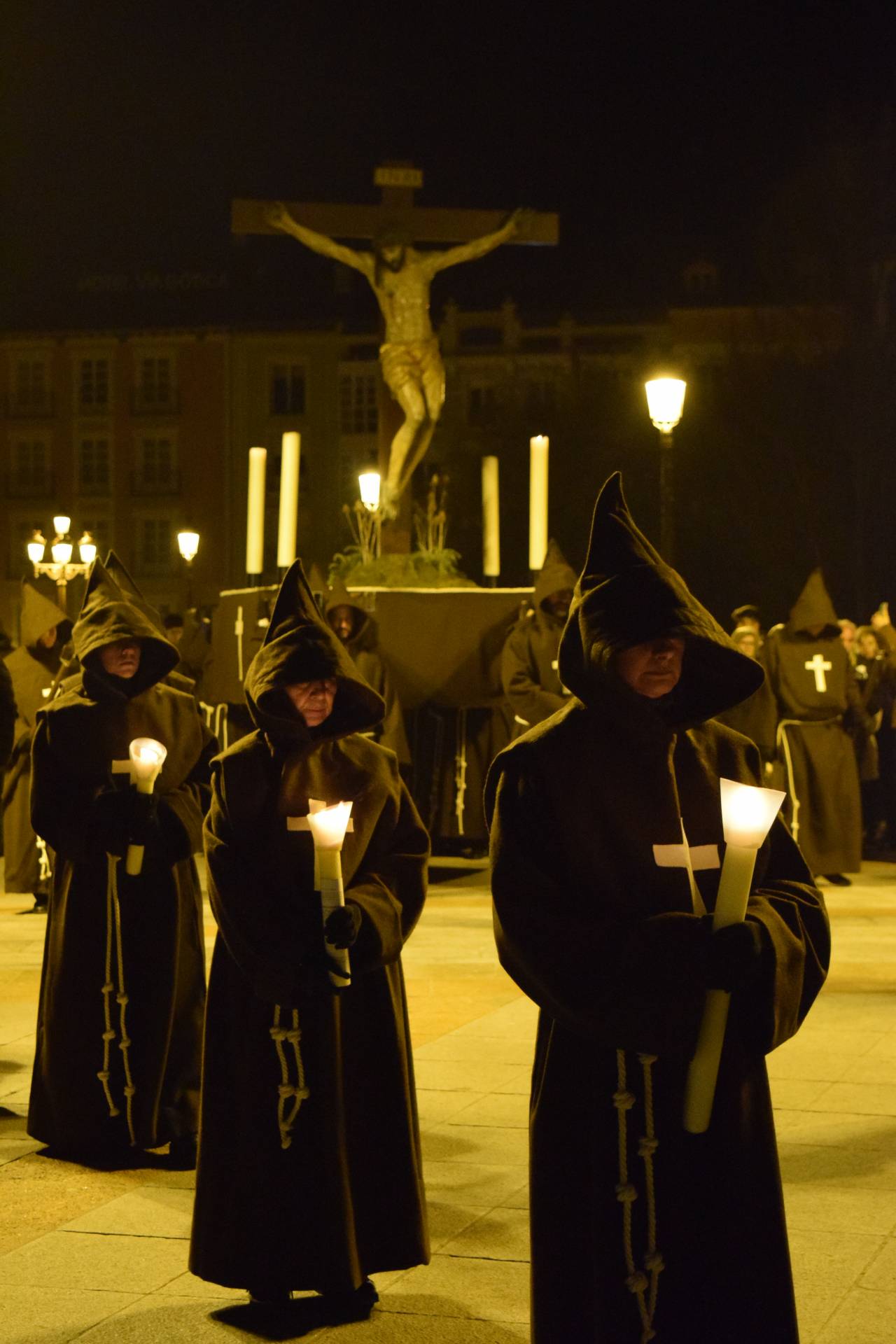 La procesión del Silencio es una de las más austeras de Burgos. Aúna a miembros de distintas cofradías que anoche acompañaron la imagen del Cristo de la Salud en la noche del Viernes de Dolores