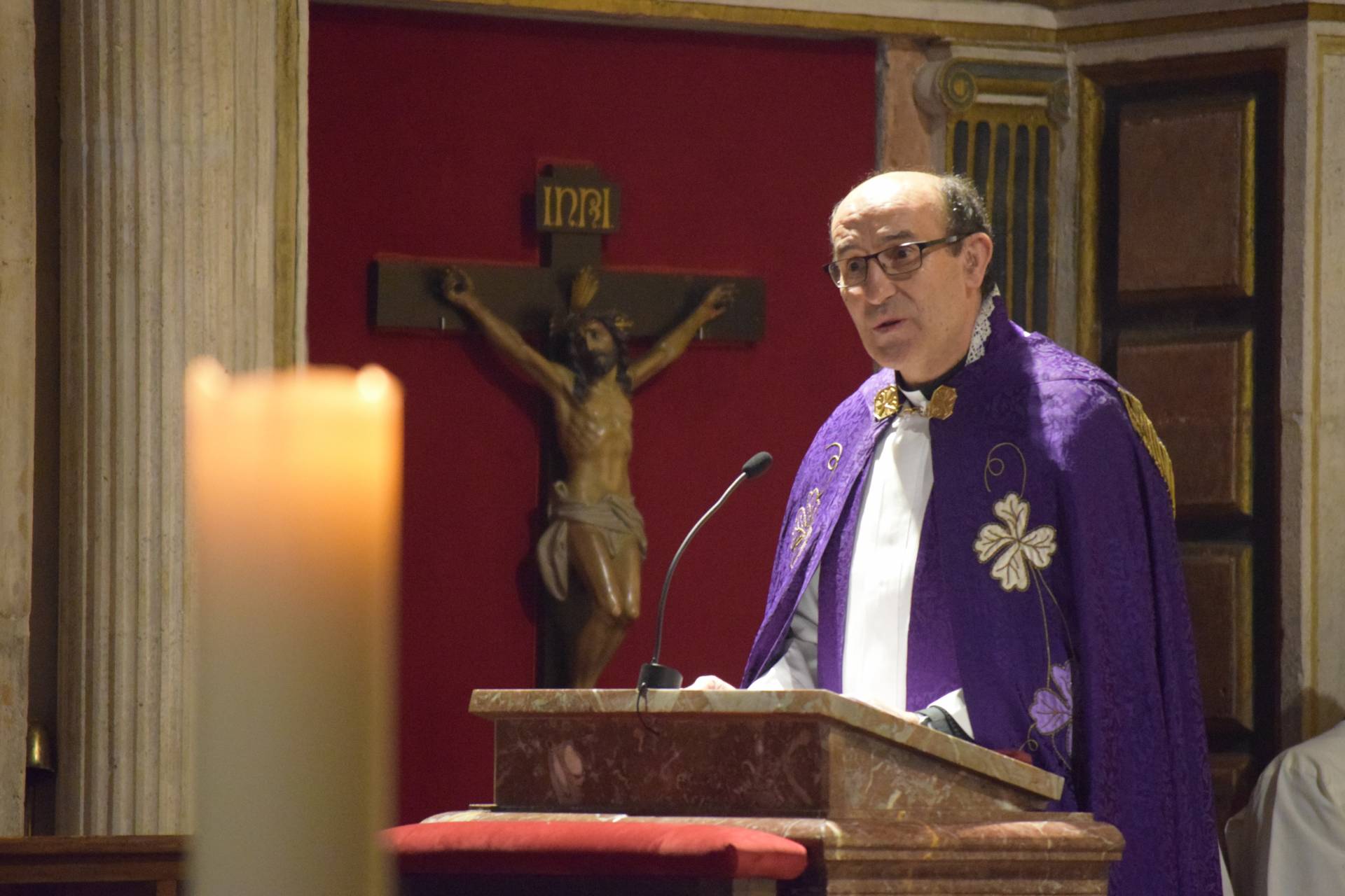 La procesión del Silencio es una de las más austeras de Burgos. Aúna a miembros de distintas cofradías que anoche acompañaron la imagen del Cristo de la Salud en la noche del Viernes de Dolores