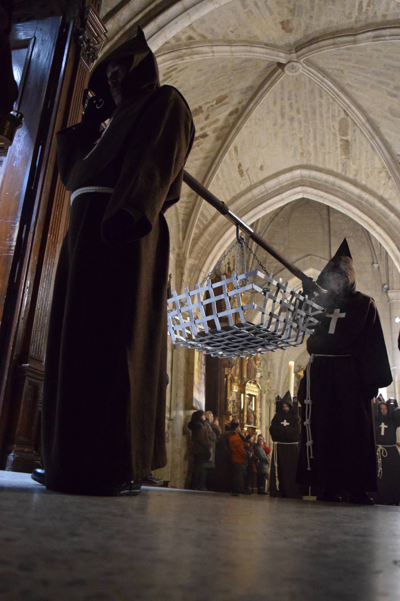 La procesión del Silencio es una de las más austeras de Burgos. Aúna a miembros de distintas cofradías que anoche acompañaron la imagen del Cristo de la Salud en la noche del Viernes de Dolores