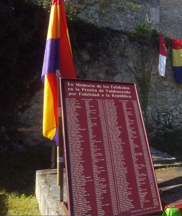 Cartel en memoria de los fallecidos en la prisión de Valdenoceda por fidelidad a la República. 