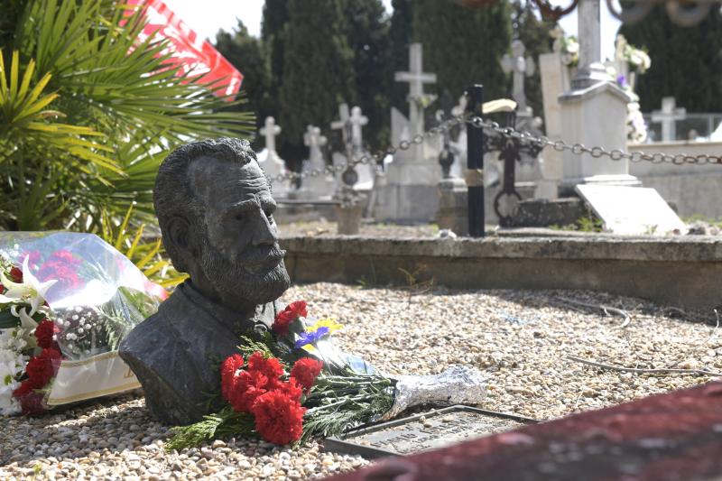 Se depositaron rosas junto al busto de Pablo Iglesias. 