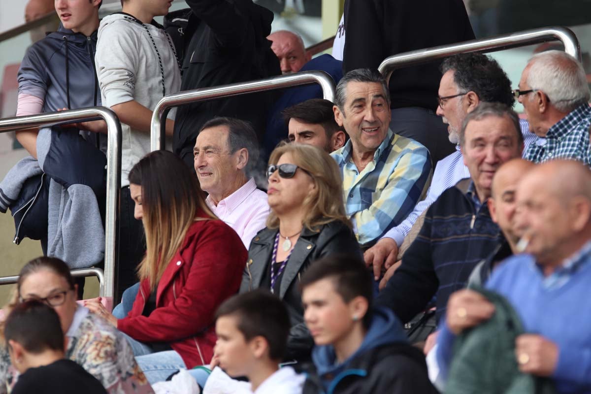 Cientos de aficionados se vuelven a dar cita en El Plantñio paran disfrutar del encuentro entre el Burgos CF y la Cultural Leonesa.