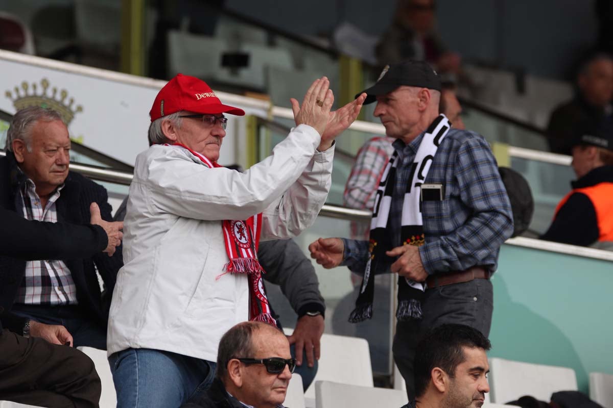 Cientos de aficionados se vuelven a dar cita en El Plantñio paran disfrutar del encuentro entre el Burgos CF y la Cultural Leonesa.