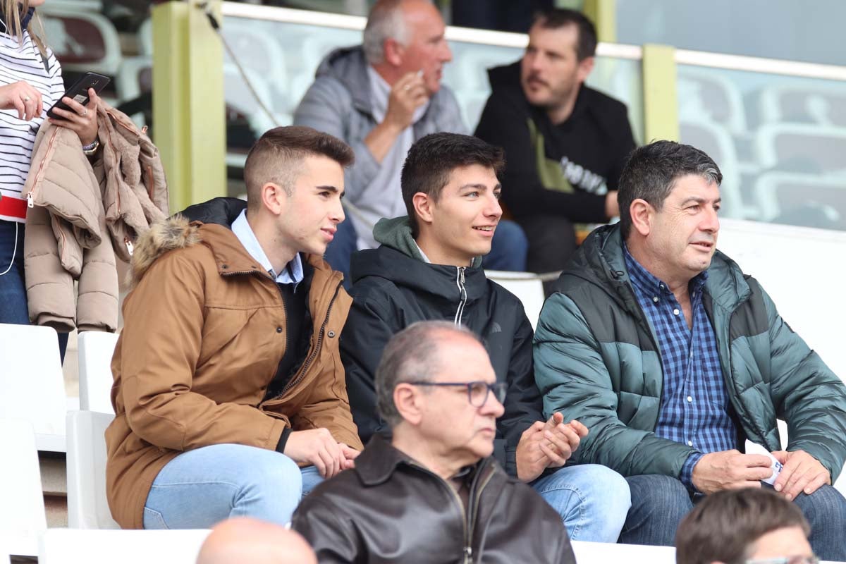 Cientos de aficionados se vuelven a dar cita en El Plantñio paran disfrutar del encuentro entre el Burgos CF y la Cultural Leonesa.