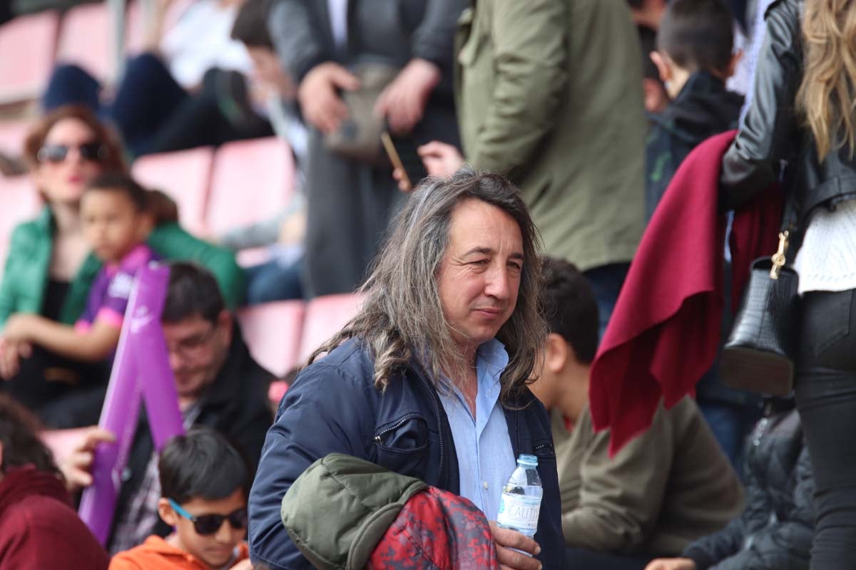 Cientos de aficionados se vuelven a dar cita en El Plantñio paran disfrutar del encuentro entre el Burgos CF y la Cultural Leonesa.