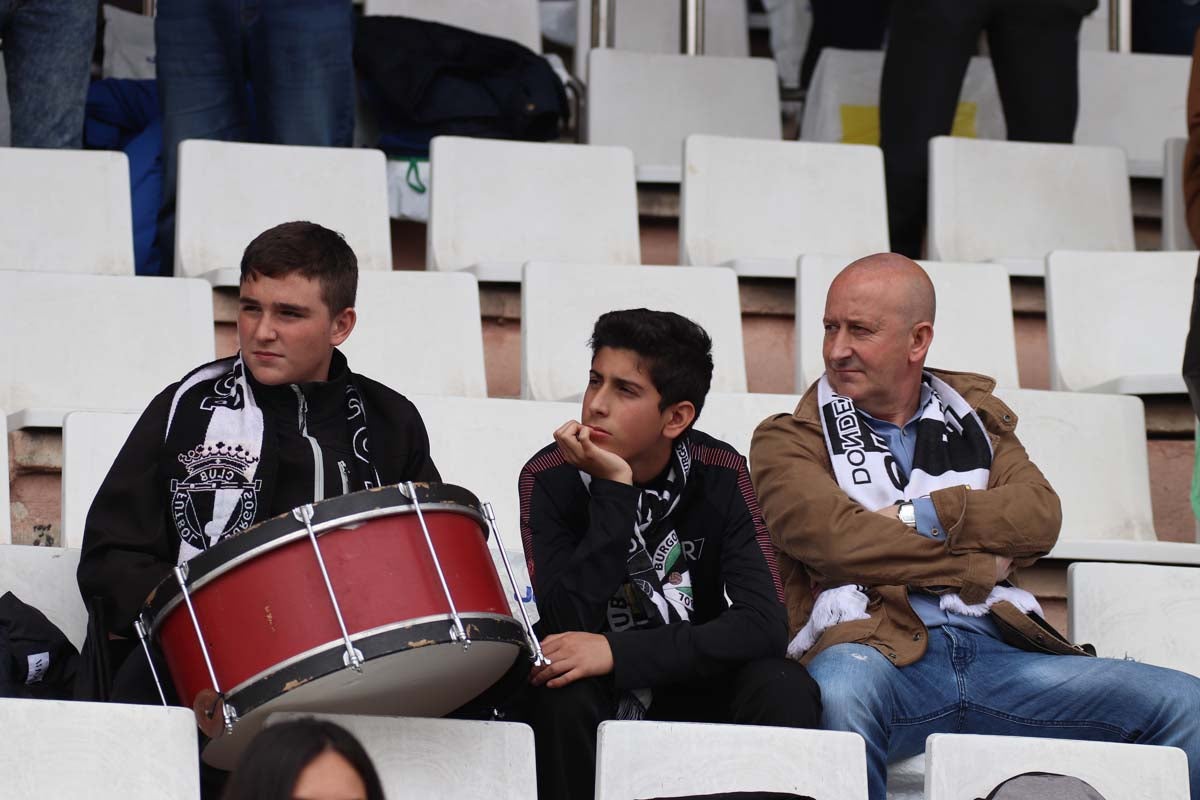 Cientos de aficionados se vuelven a dar cita en El Plantñio paran disfrutar del encuentro entre el Burgos CF y la Cultural Leonesa.