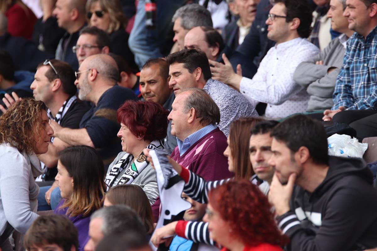 Cientos de aficionados se vuelven a dar cita en El Plantñio paran disfrutar del encuentro entre el Burgos CF y la Cultural Leonesa.