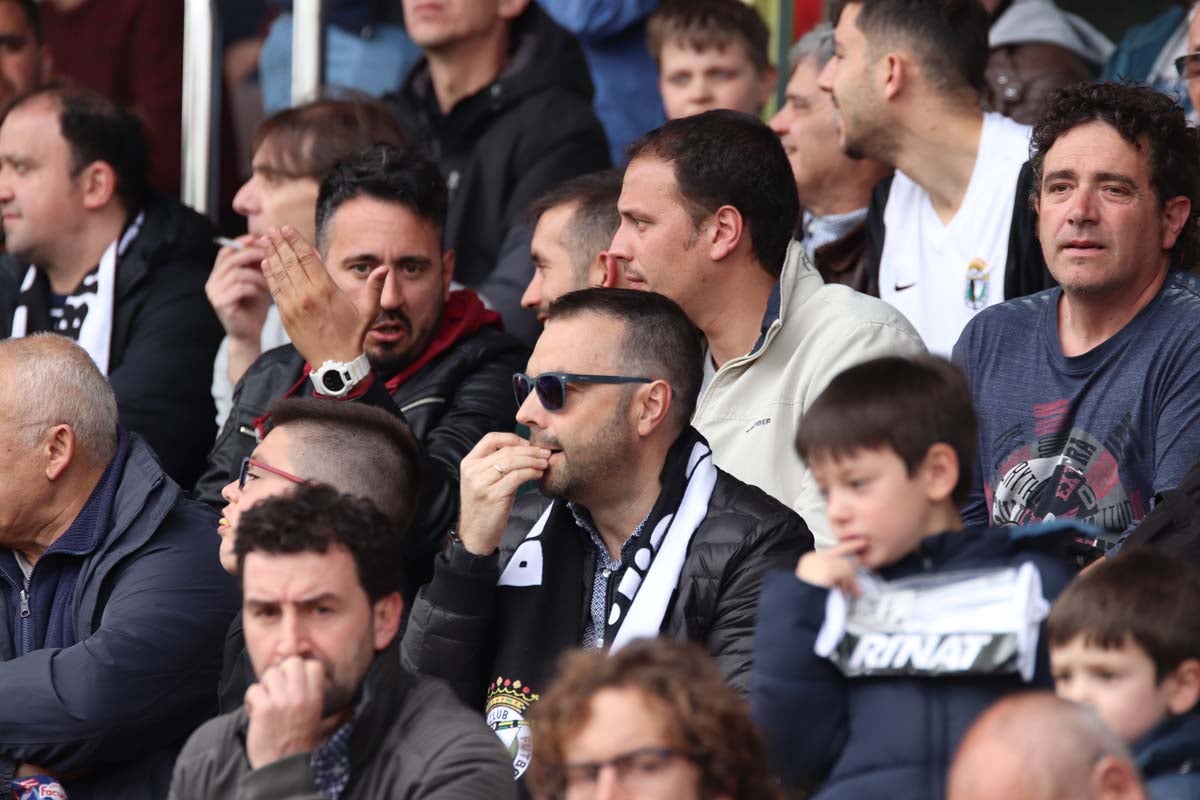 Cientos de aficionados se vuelven a dar cita en El Plantñio paran disfrutar del encuentro entre el Burgos CF y la Cultural Leonesa.