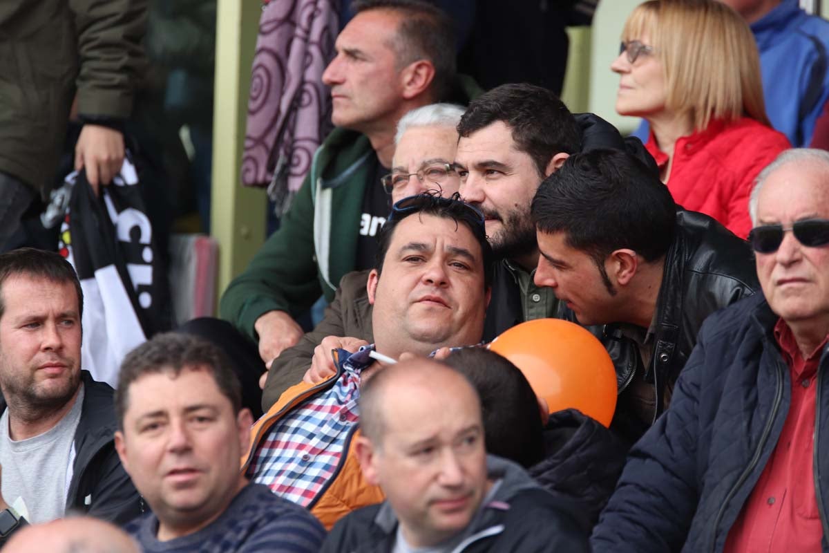 Cientos de aficionados se vuelven a dar cita en El Plantñio paran disfrutar del encuentro entre el Burgos CF y la Cultural Leonesa.