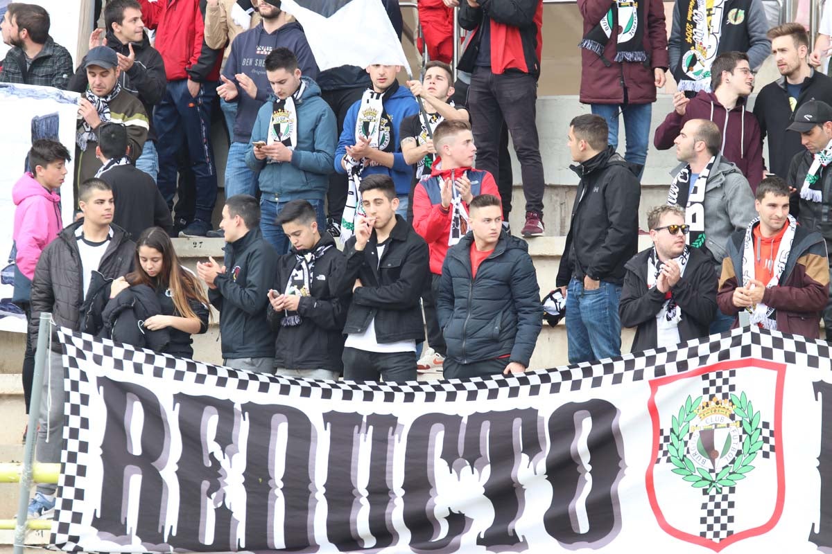 Cientos de aficionados se vuelven a dar cita en El Plantñio paran disfrutar del encuentro entre el Burgos CF y la Cultural Leonesa.