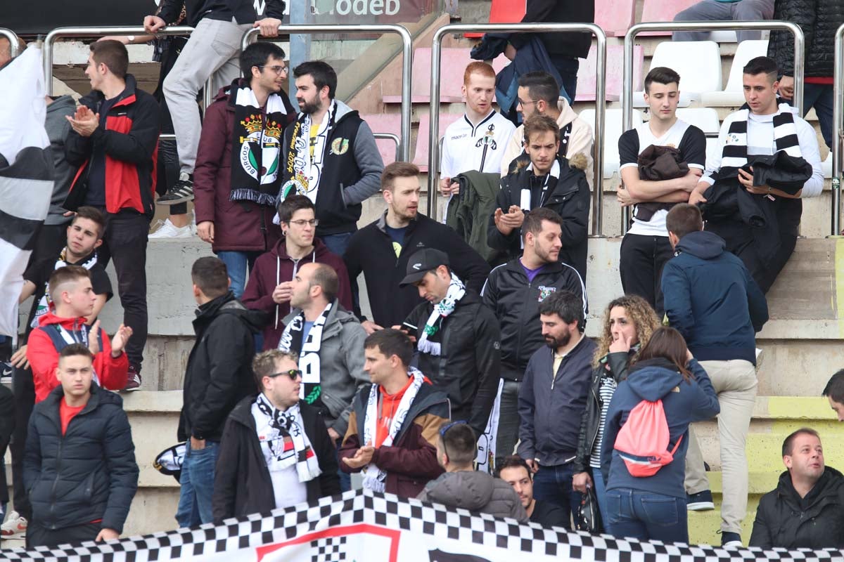 Cientos de aficionados se vuelven a dar cita en El Plantñio paran disfrutar del encuentro entre el Burgos CF y la Cultural Leonesa.