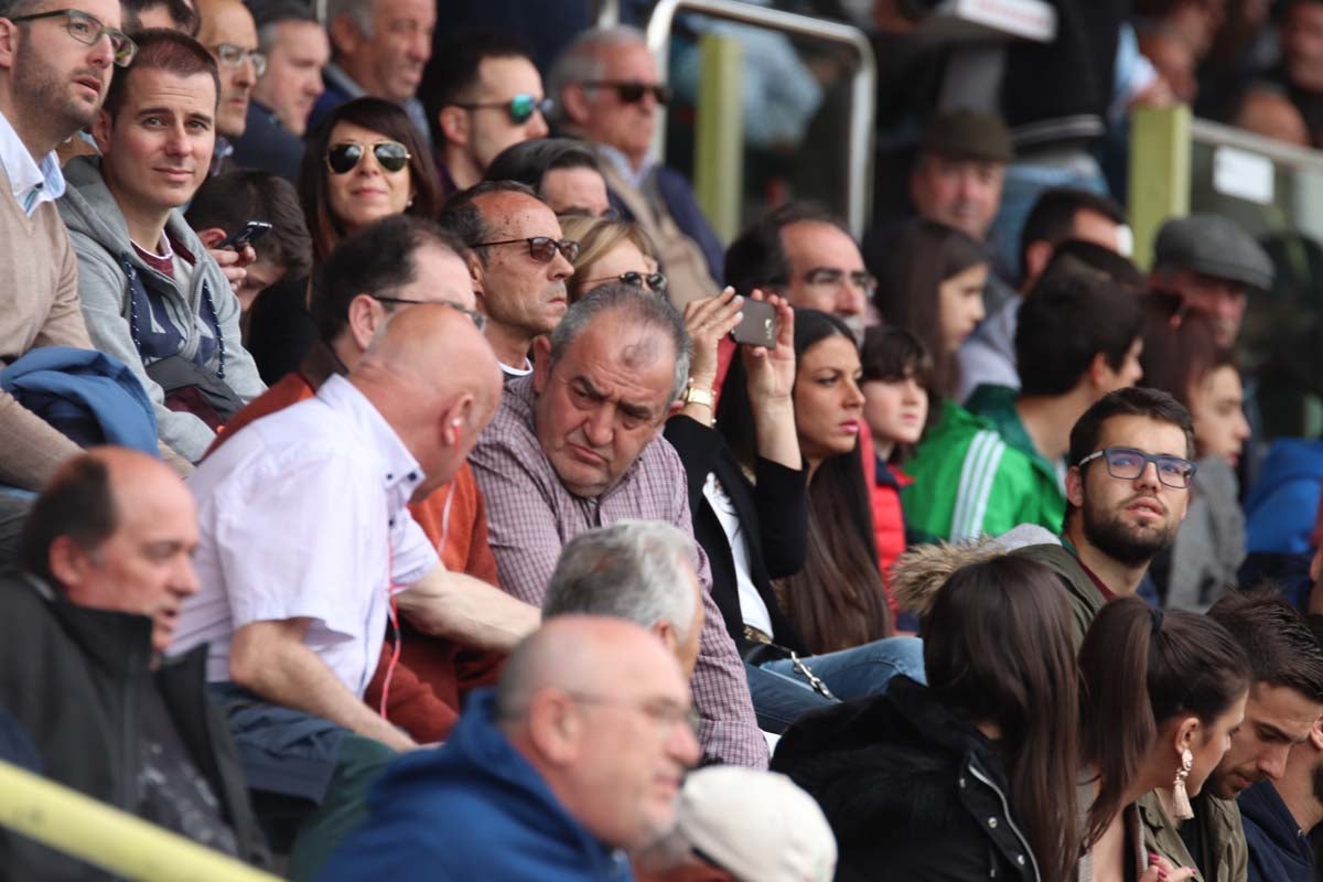 Cientos de aficionados se vuelven a dar cita en El Plantñio paran disfrutar del encuentro entre el Burgos CF y la Cultural Leonesa.