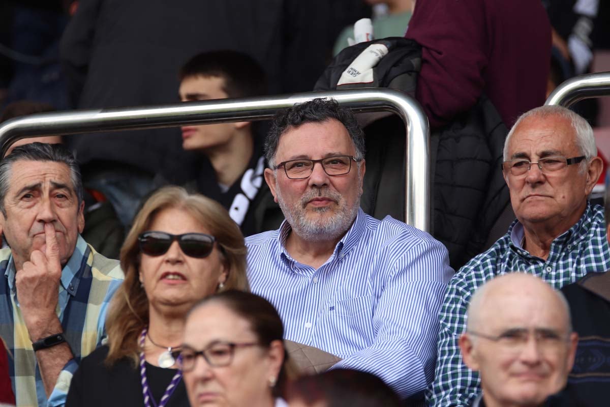 Cientos de aficionados se vuelven a dar cita en El Plantñio paran disfrutar del encuentro entre el Burgos CF y la Cultural Leonesa.