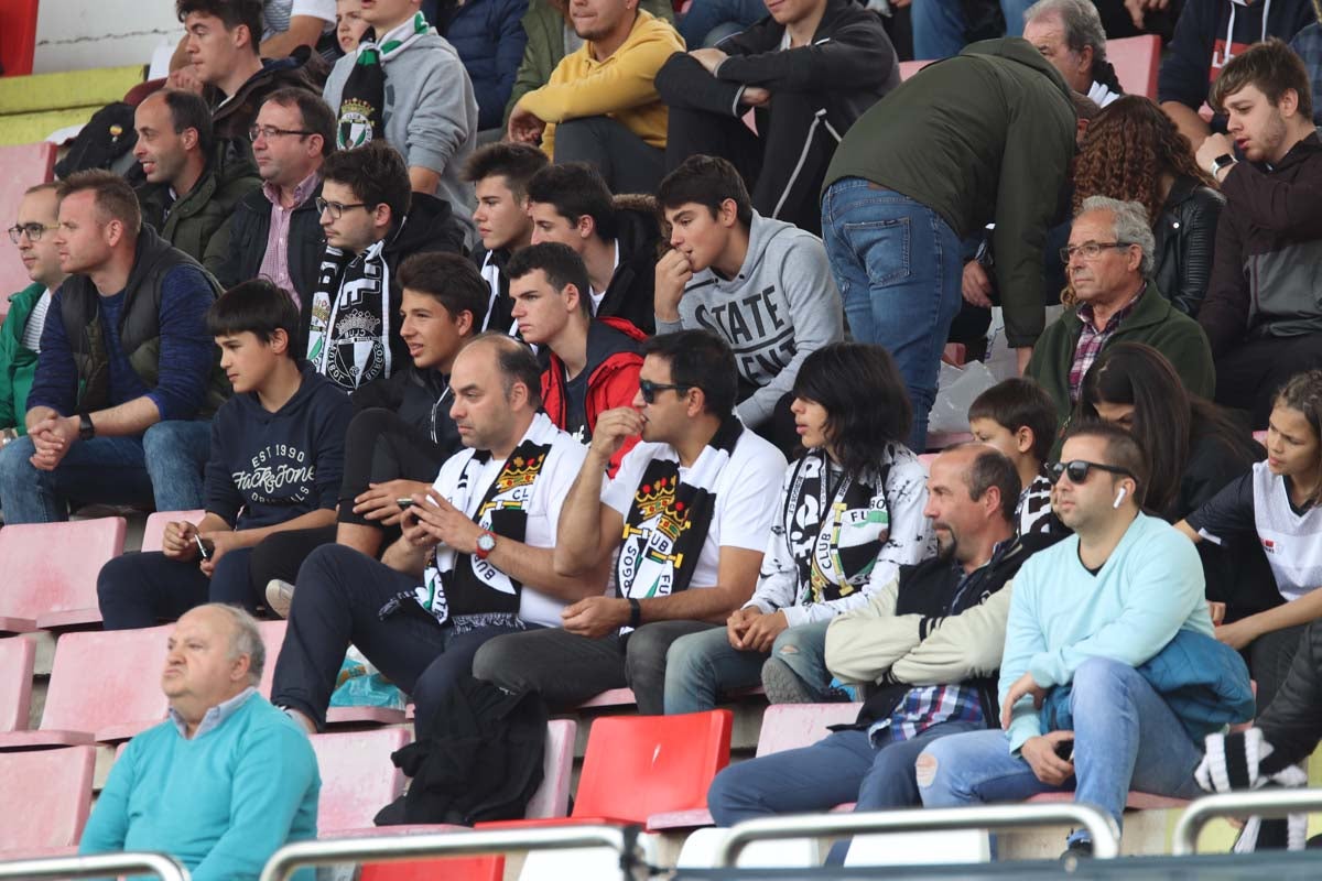 Cientos de aficionados se vuelven a dar cita en El Plantñio paran disfrutar del encuentro entre el Burgos CF y la Cultural Leonesa.