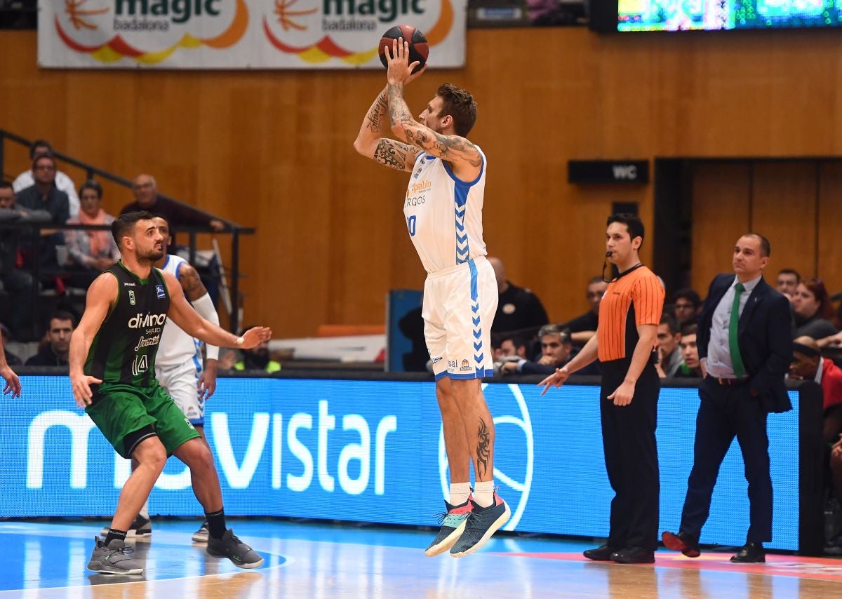 Una selección de las mejores imágenes del encuentro disputado por el San Pablo Burgos en Badalona.