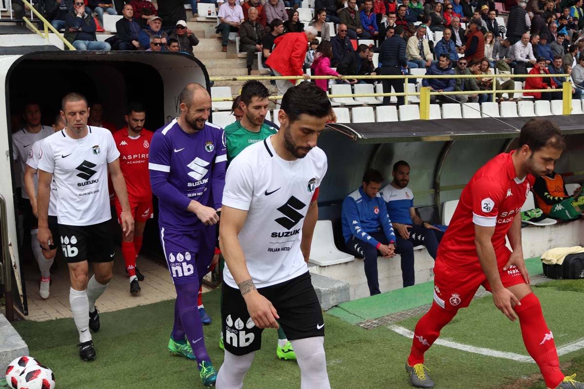 Una selección de las mejores imagenes del partido entre el Burgos CF y la Cultural Leonesa disputado en El Plantío.