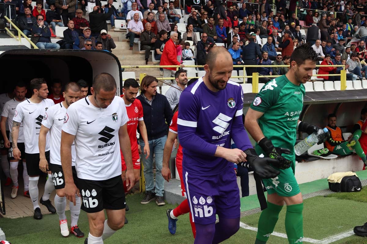 Una selección de las mejores imagenes del partido entre el Burgos CF y la Cultural Leonesa disputado en El Plantío.