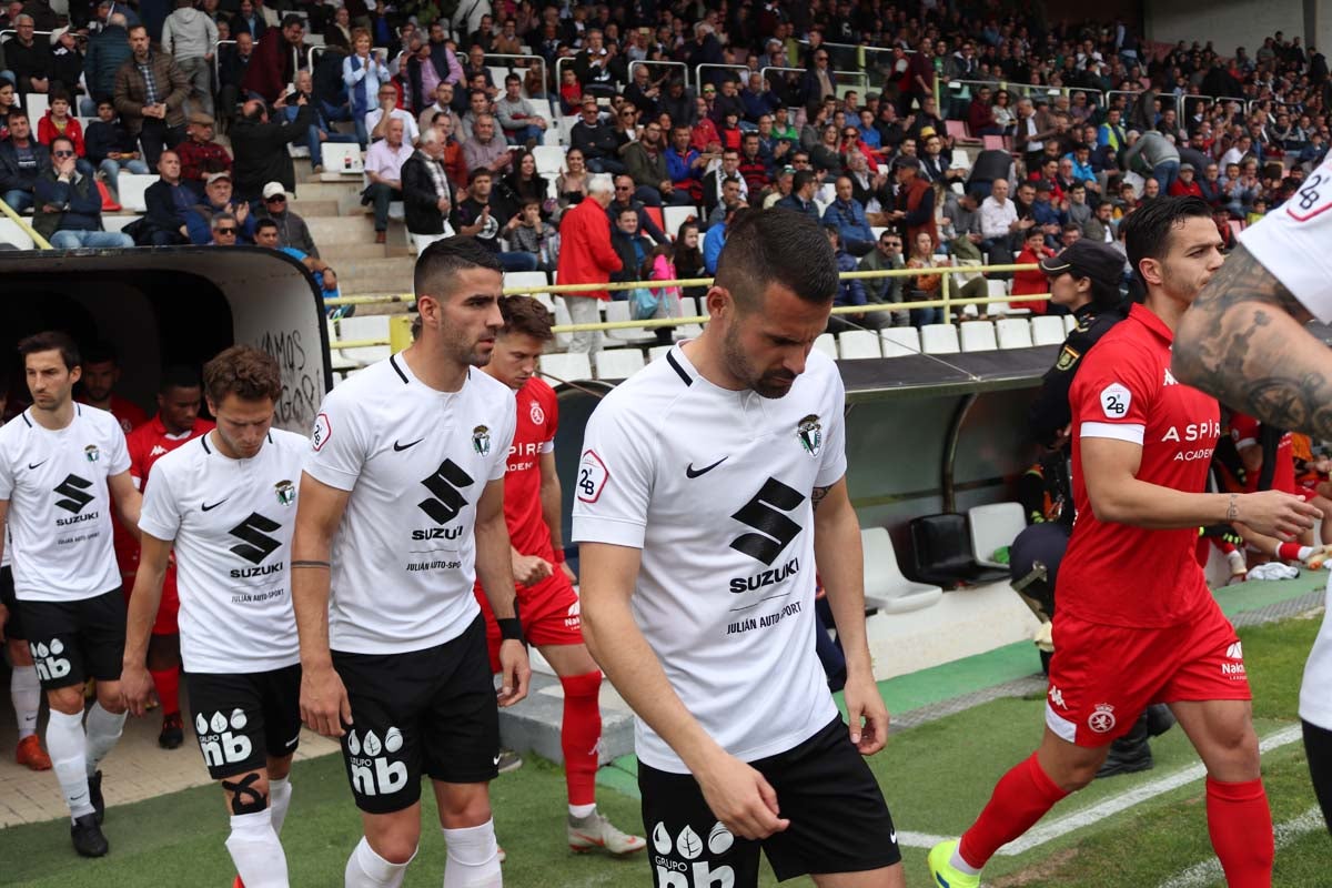 Una selección de las mejores imagenes del partido entre el Burgos CF y la Cultural Leonesa disputado en El Plantío.