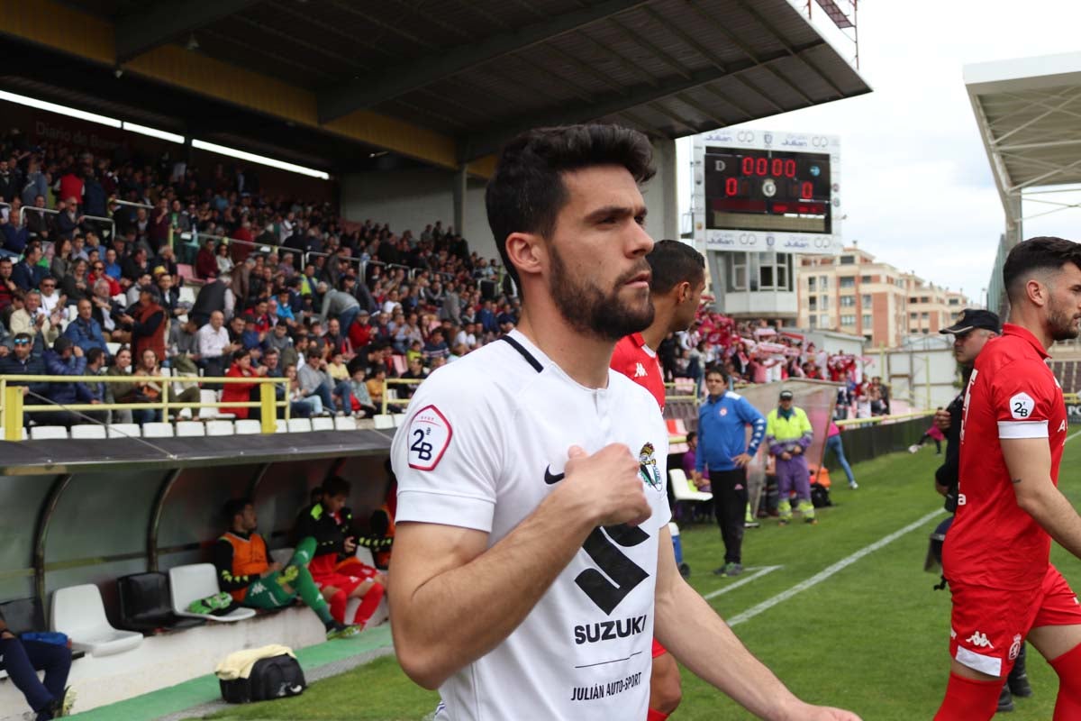 Una selección de las mejores imagenes del partido entre el Burgos CF y la Cultural Leonesa disputado en El Plantío.