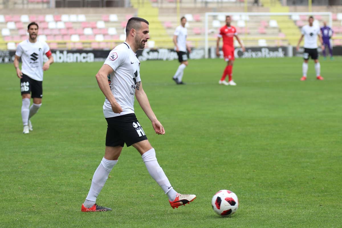 Una selección de las mejores imagenes del partido entre el Burgos CF y la Cultural Leonesa disputado en El Plantío.