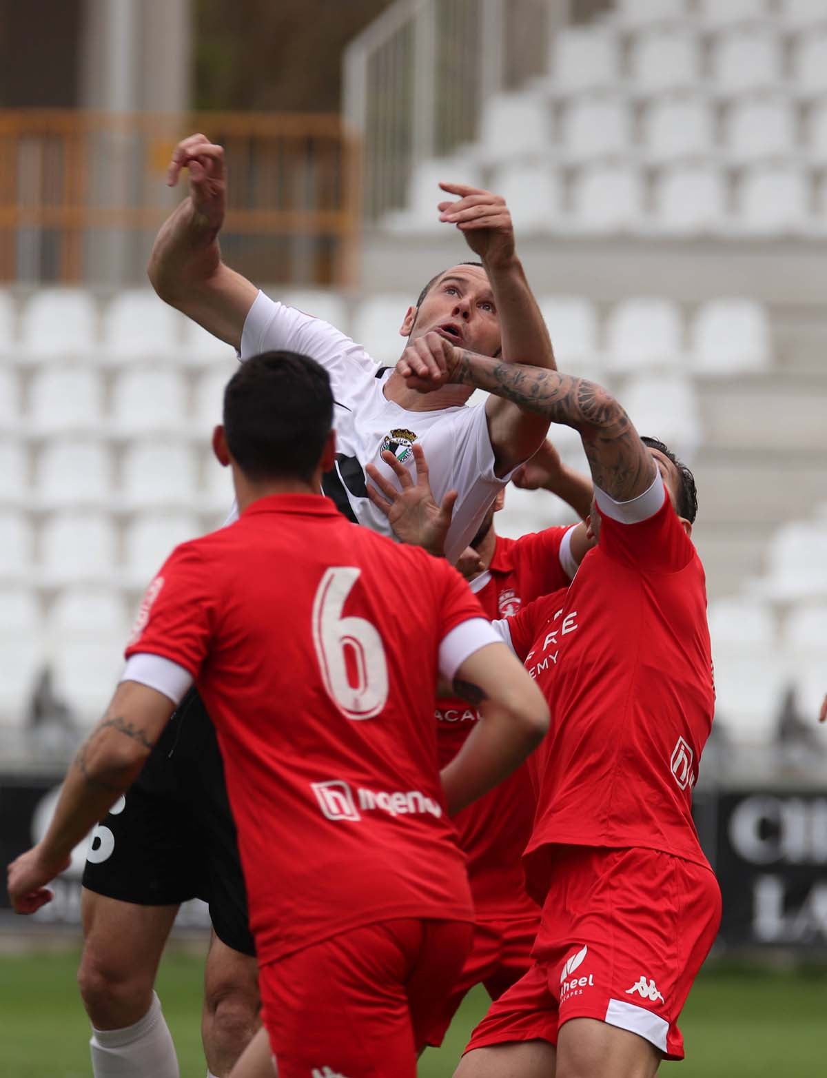 Una selección de las mejores imagenes del partido entre el Burgos CF y la Cultural Leonesa disputado en El Plantío.