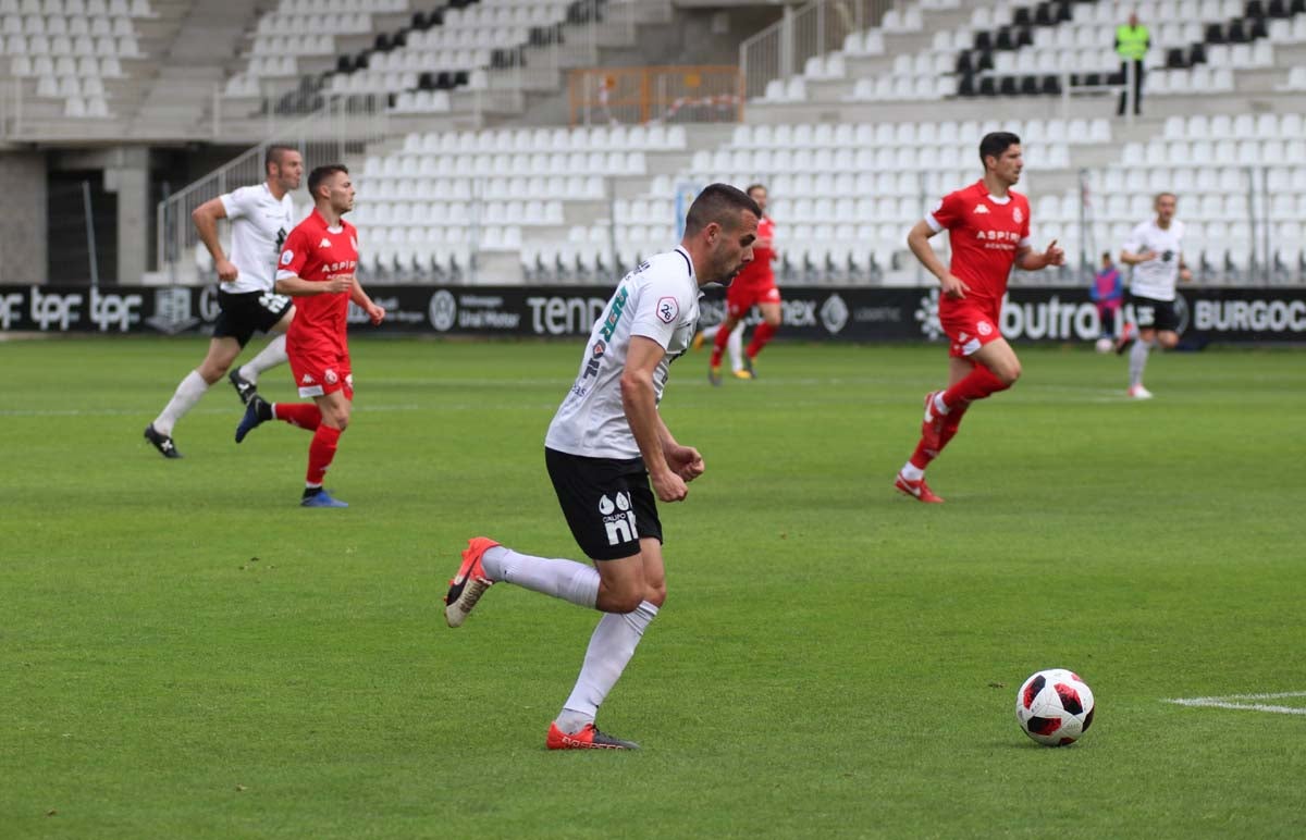 Una selección de las mejores imagenes del partido entre el Burgos CF y la Cultural Leonesa disputado en El Plantío.