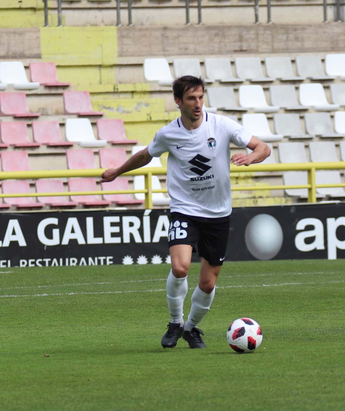 Una selección de las mejores imagenes del partido entre el Burgos CF y la Cultural Leonesa disputado en El Plantío.