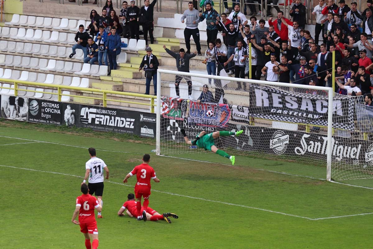 Una selección de las mejores imagenes del partido entre el Burgos CF y la Cultural Leonesa disputado en El Plantío.