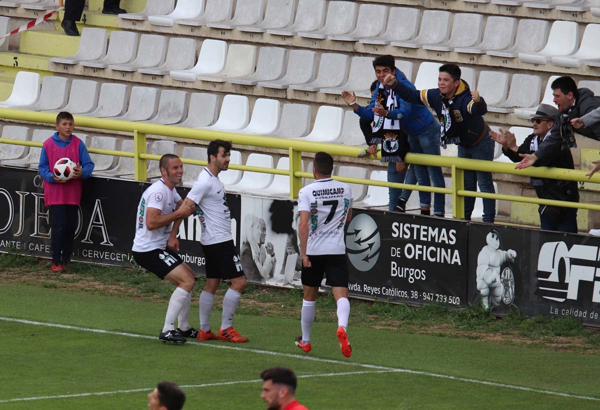 Una selección de las mejores imagenes del partido entre el Burgos CF y la Cultural Leonesa disputado en El Plantío.