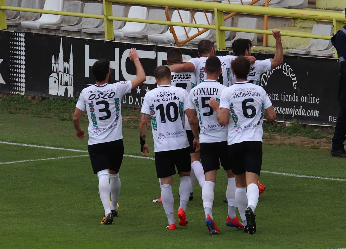 Una selección de las mejores imagenes del partido entre el Burgos CF y la Cultural Leonesa disputado en El Plantío.