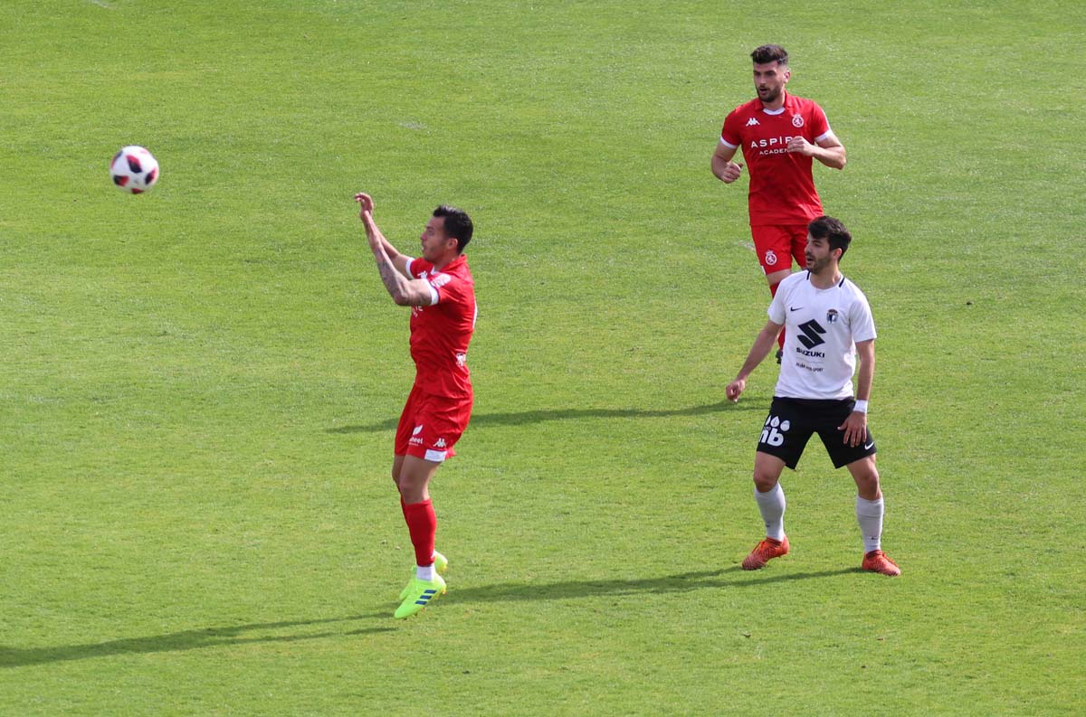 Una selección de las mejores imagenes del partido entre el Burgos CF y la Cultural Leonesa disputado en El Plantío.