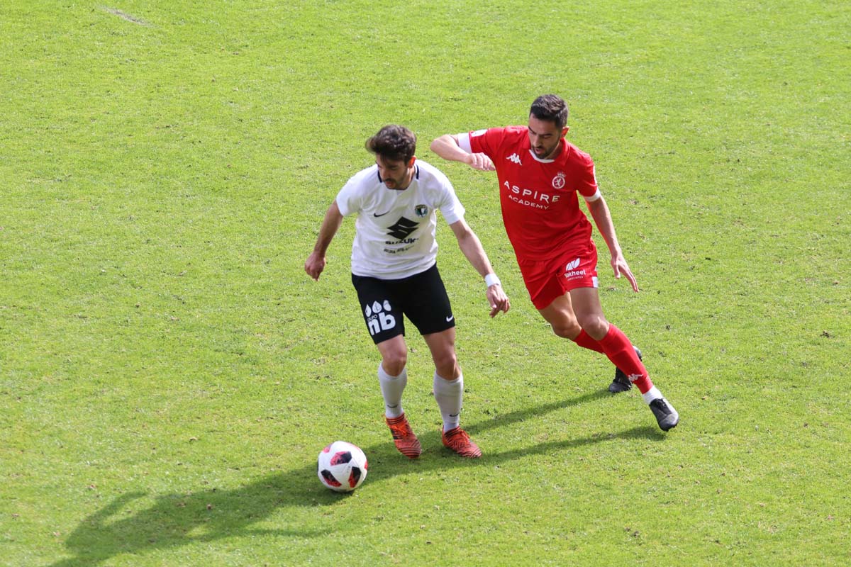 Una selección de las mejores imagenes del partido entre el Burgos CF y la Cultural Leonesa disputado en El Plantío.