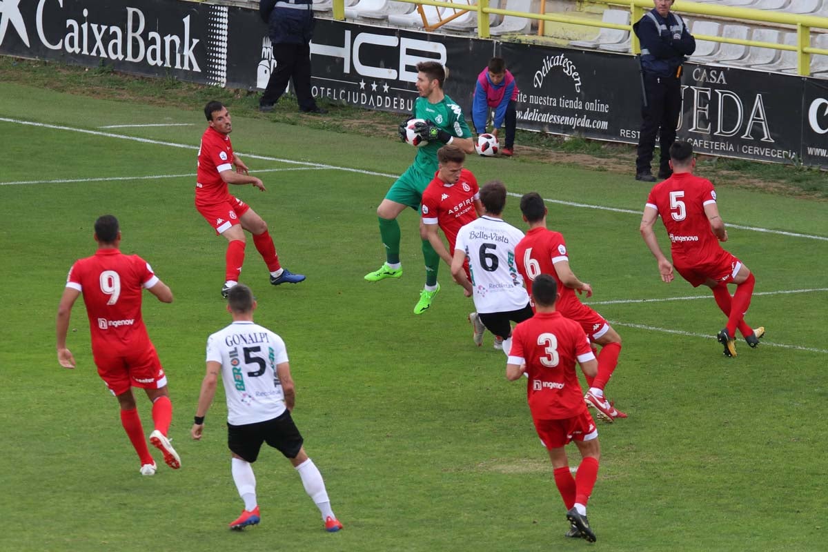 Una selección de las mejores imagenes del partido entre el Burgos CF y la Cultural Leonesa disputado en El Plantío.