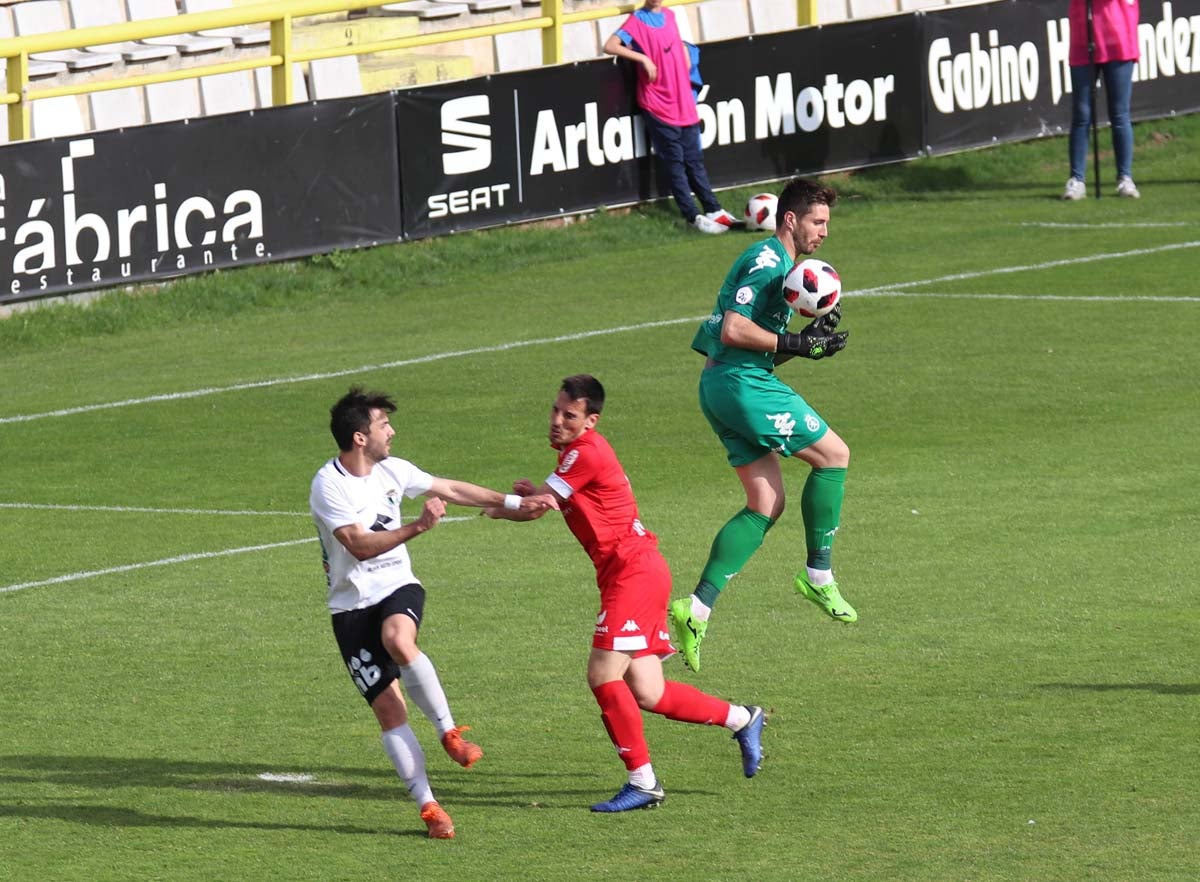 Una selección de las mejores imagenes del partido entre el Burgos CF y la Cultural Leonesa disputado en El Plantío.