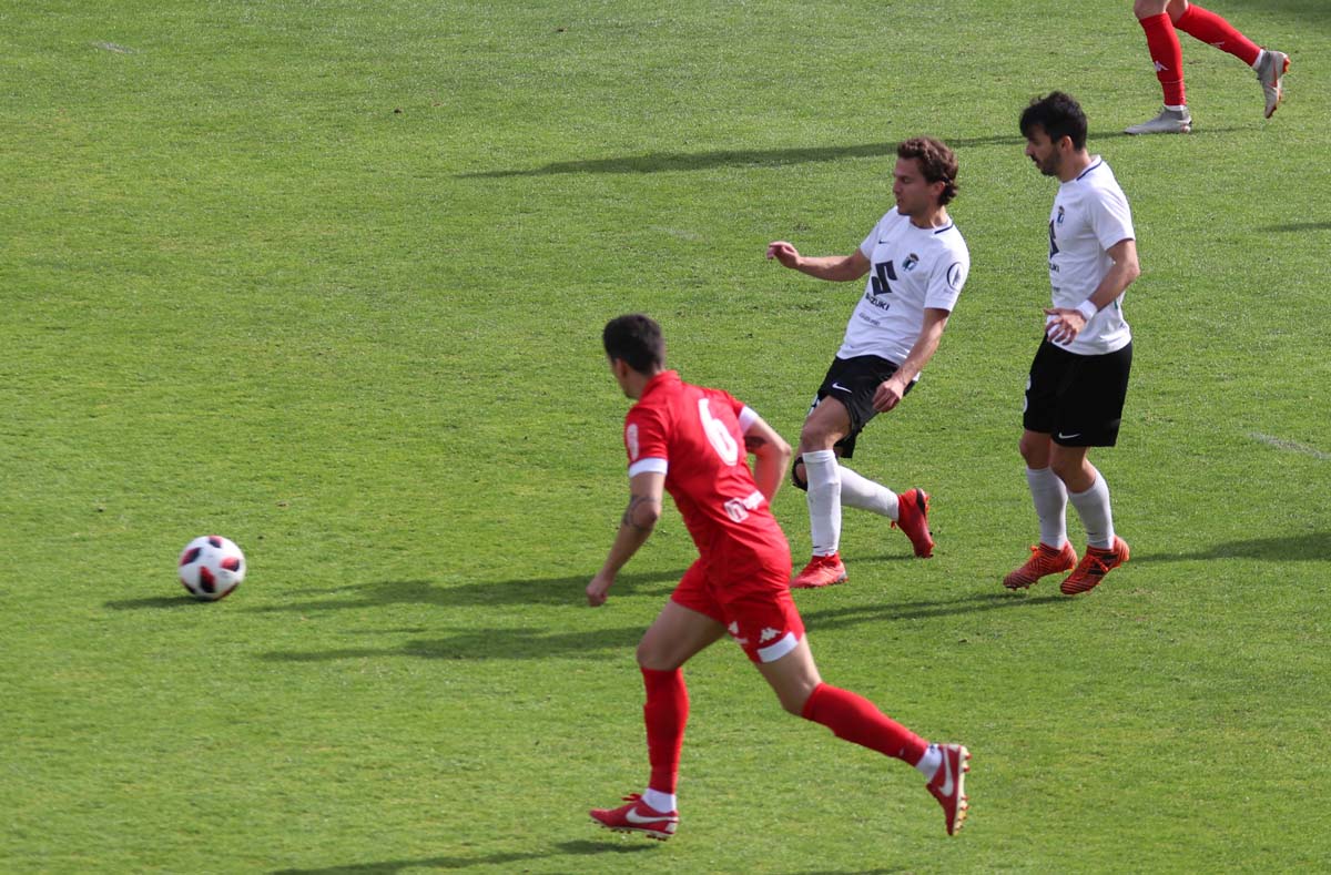 Una selección de las mejores imagenes del partido entre el Burgos CF y la Cultural Leonesa disputado en El Plantío.