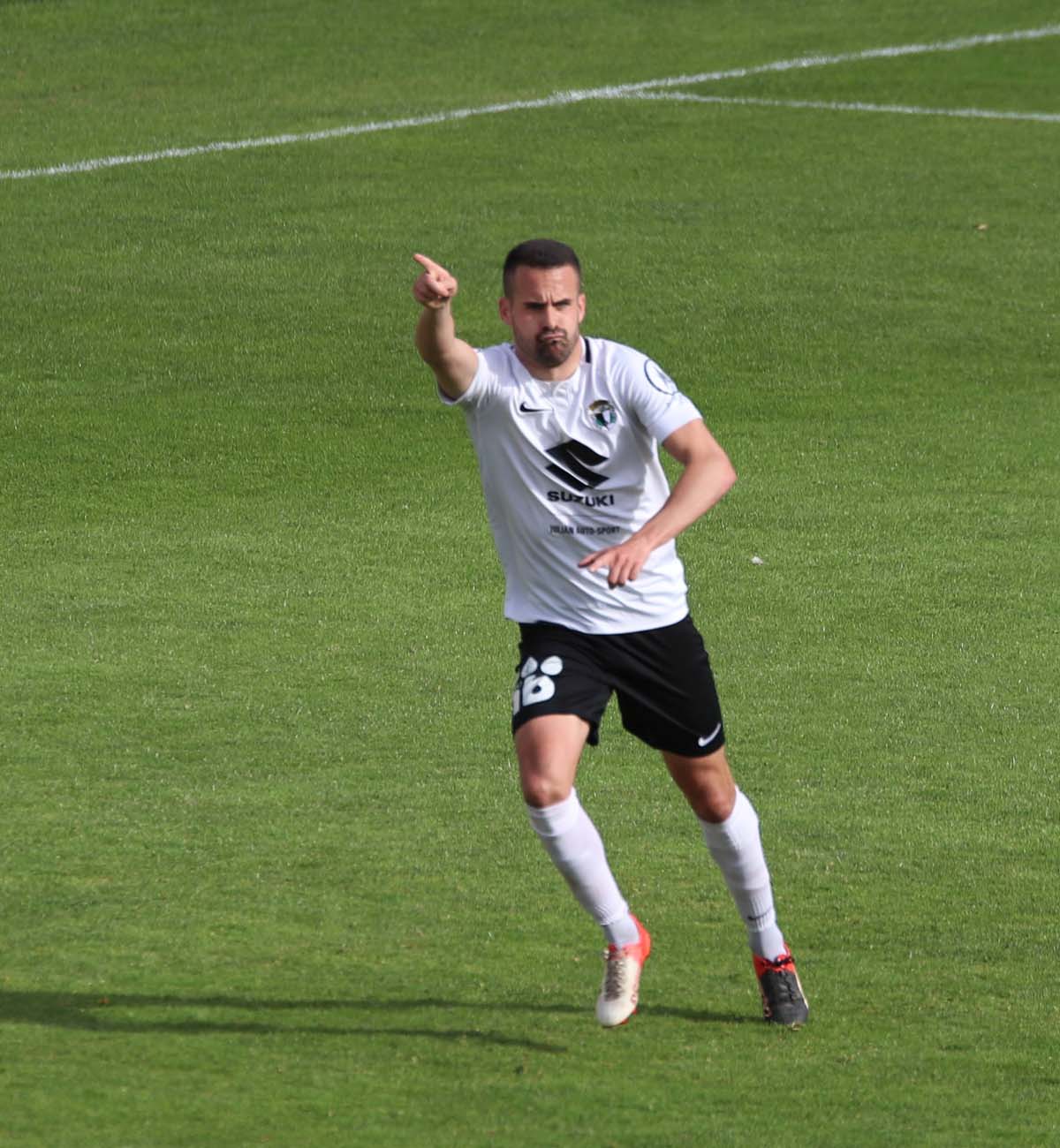 Una selección de las mejores imagenes del partido entre el Burgos CF y la Cultural Leonesa disputado en El Plantío.