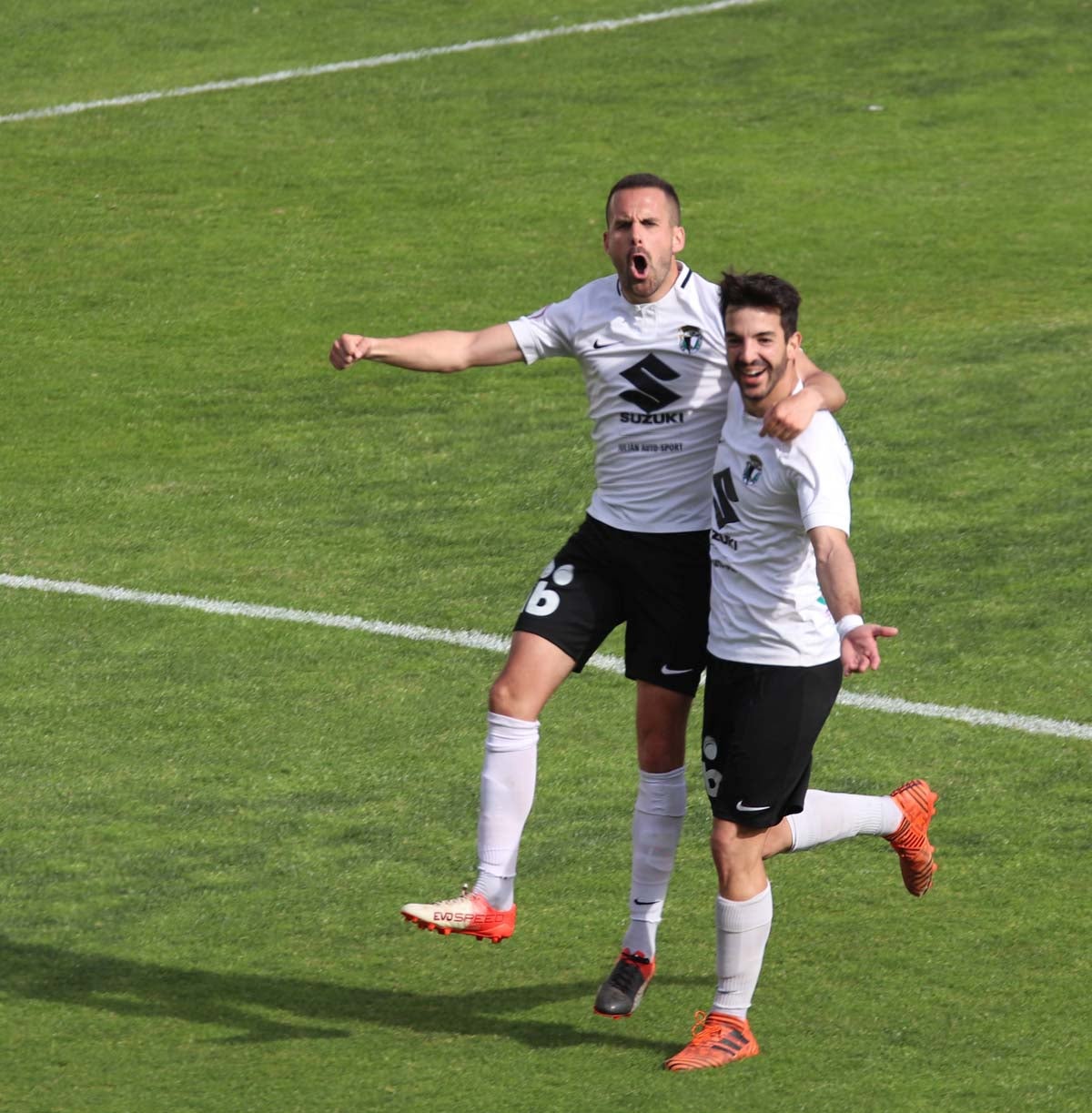 Una selección de las mejores imagenes del partido entre el Burgos CF y la Cultural Leonesa disputado en El Plantío.