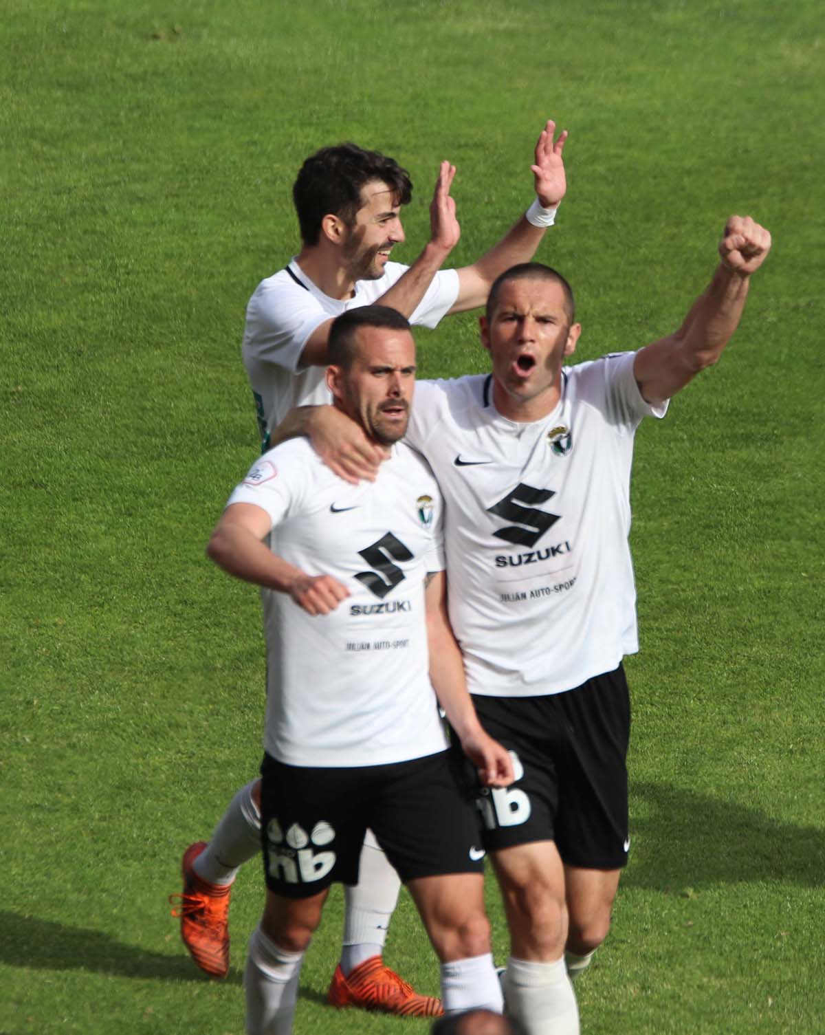 Una selección de las mejores imagenes del partido entre el Burgos CF y la Cultural Leonesa disputado en El Plantío.