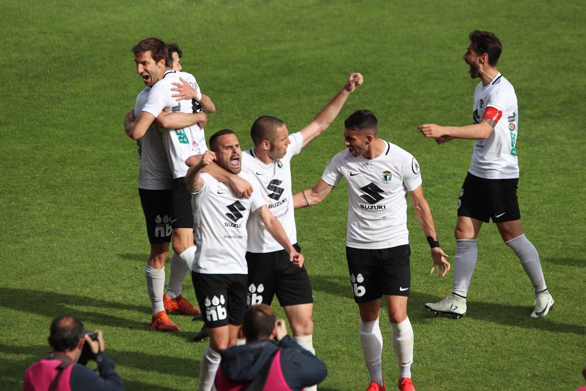 Una selección de las mejores imagenes del partido entre el Burgos CF y la Cultural Leonesa disputado en El Plantío.