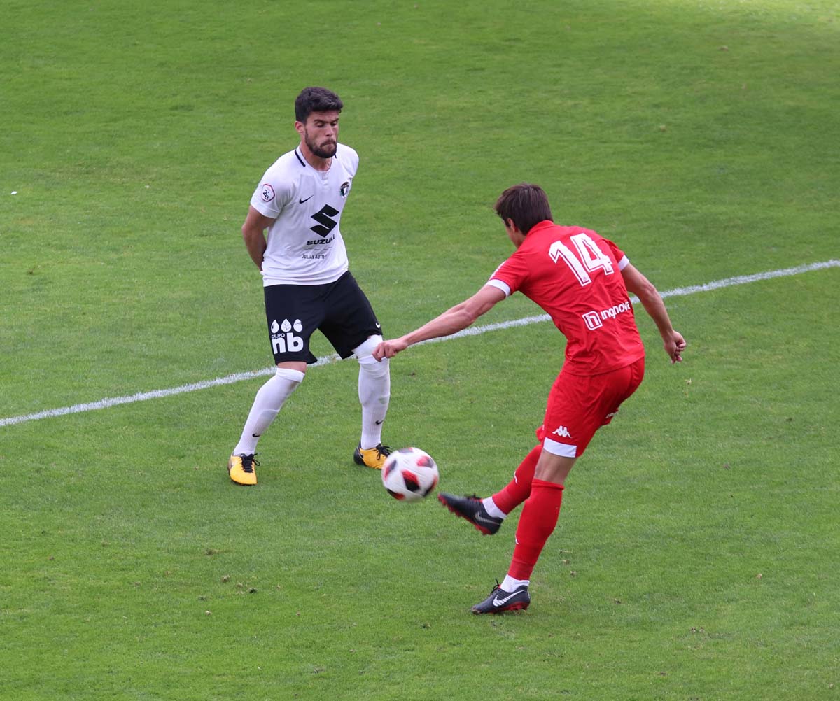 Una selección de las mejores imagenes del partido entre el Burgos CF y la Cultural Leonesa disputado en El Plantío.