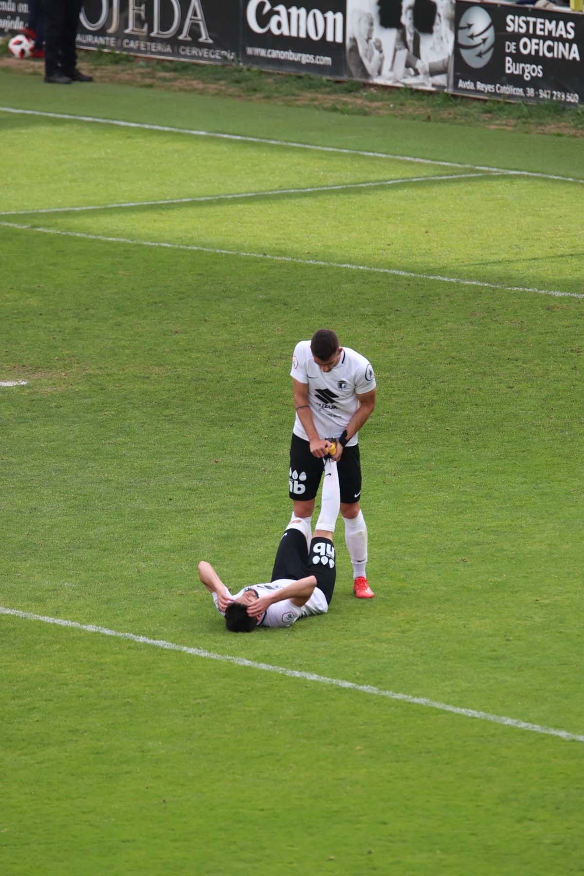 Una selección de las mejores imagenes del partido entre el Burgos CF y la Cultural Leonesa disputado en El Plantío.