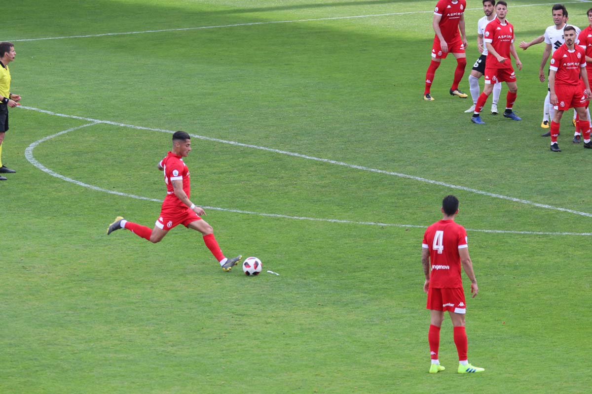 Una selección de las mejores imagenes del partido entre el Burgos CF y la Cultural Leonesa disputado en El Plantío.