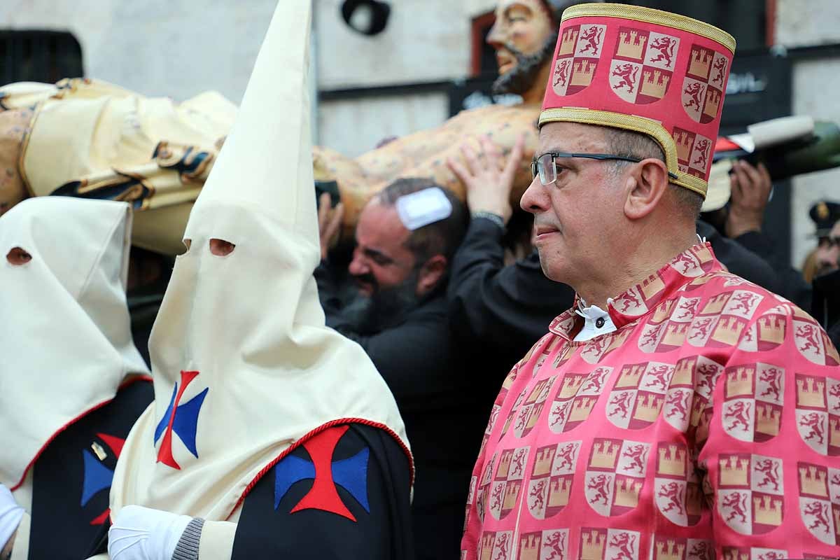 Fotos: Dolor con la caída y rotura de la imagen del Santísimo Cristo de Burgos