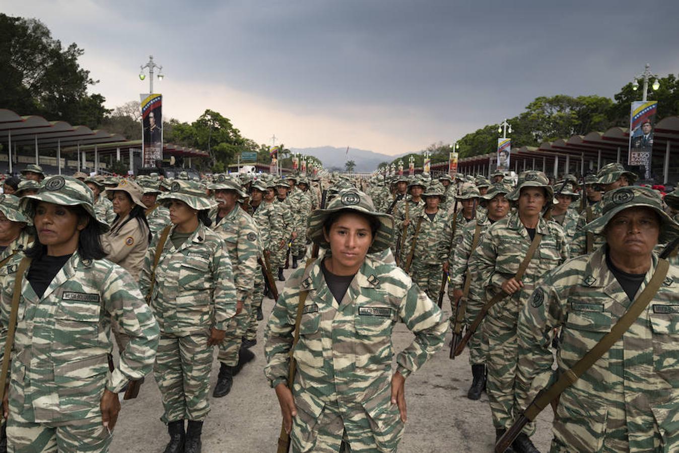 Milicianos de la Milicia Nacional Bolivariana creada por el difunto presidente Hugo Chavez Frías celebran el día de la Milicia en conmemoración de la victoria del contragolpe del 11 de Abril del 2002 contra el comandante Chavez. Más de dos millones de milicianos se concentraron a lo largo y ancho del territorio venezolano. 