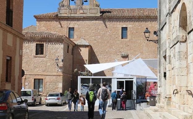 Turistas hacia la sede de 'Angeli'.