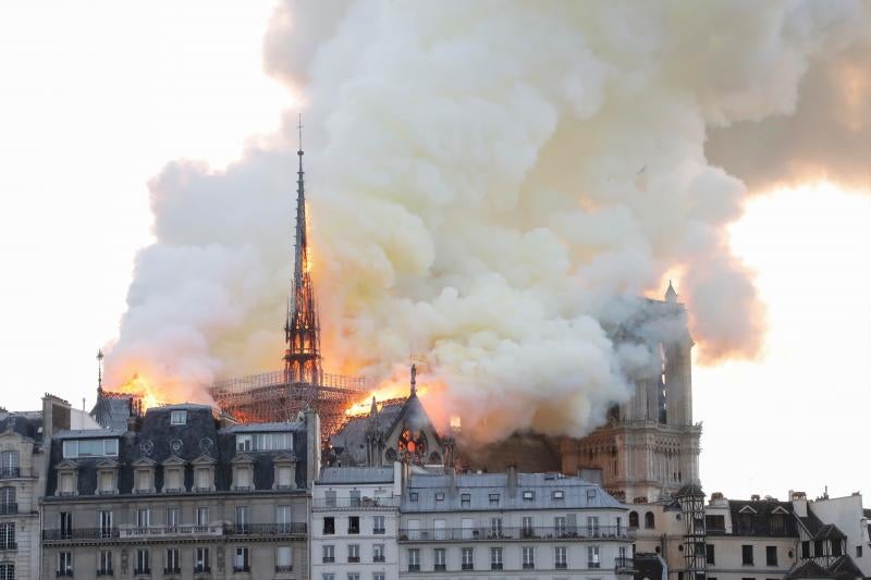 Imagen secundaria 1 - Arde la catedral de Notre Dame de París